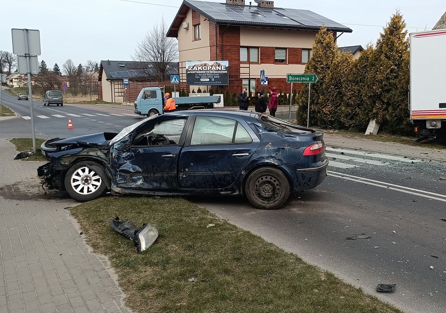 40-latek nie ustąpił pierwszeństwa przejazdu ciężarówce, ta wpadła na posesje