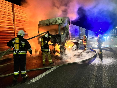 Ciężarówka w płomieniach na autostradzie A2