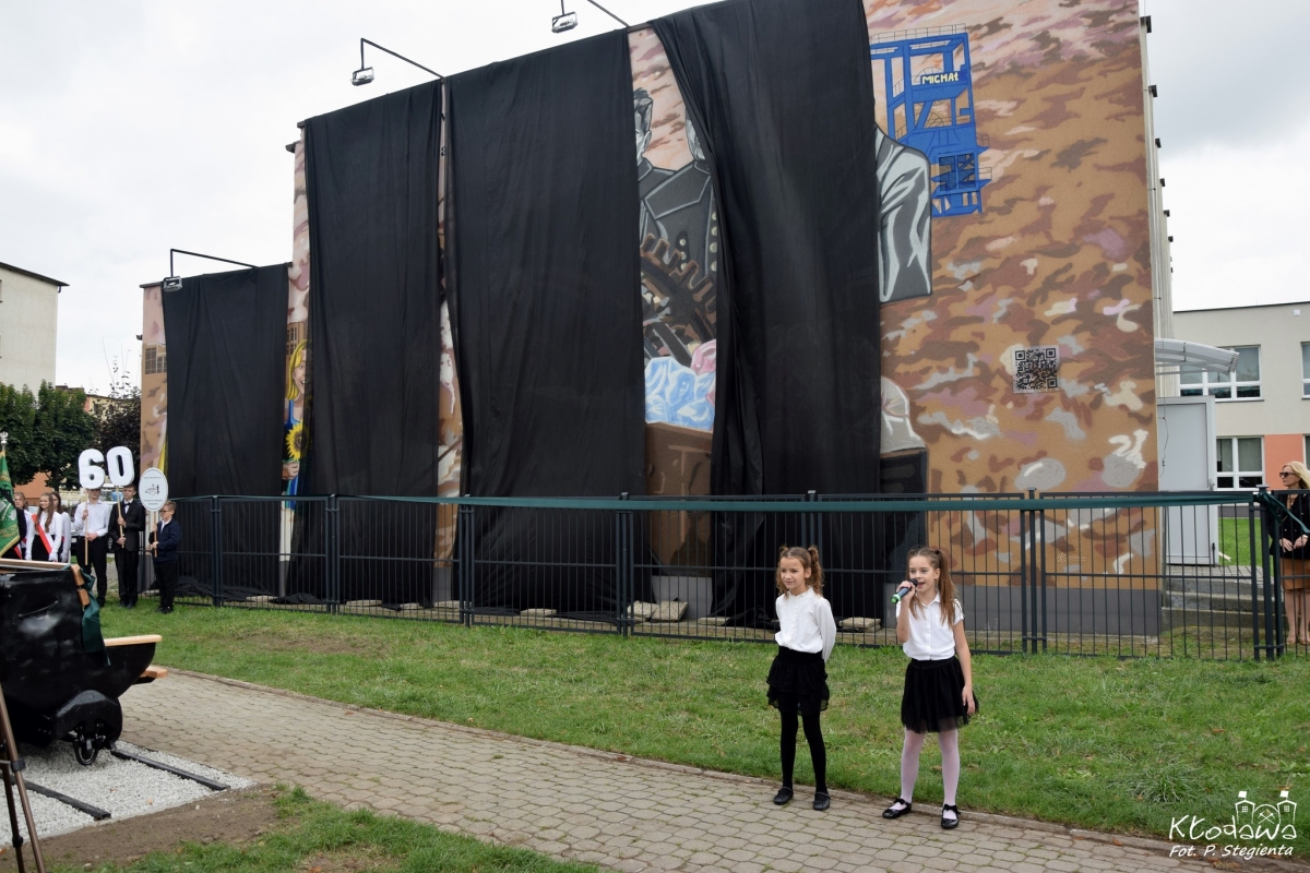 Co pojawiło się na murze szkoły w Kłodawie? Obchody 60-lecia SP2 [FOTO]
