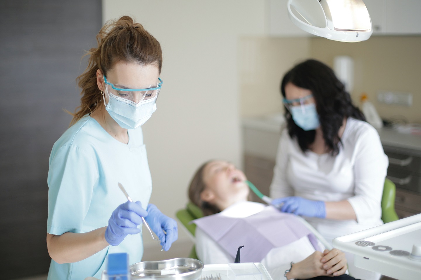 Obowiązki asystentki stomatologicznej - czym się zajmuje osoba na tym stanowisku?