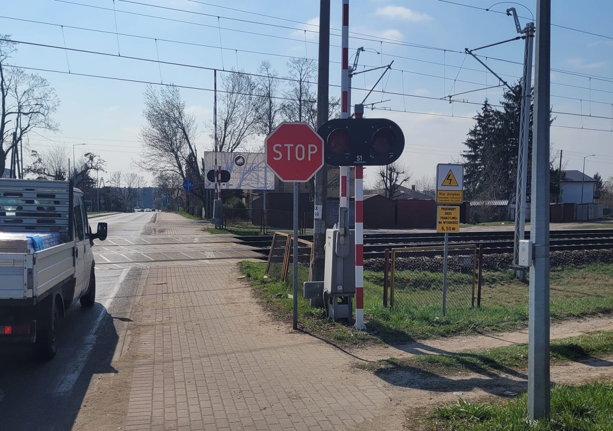 Radny apeluje o usunięcie znaku Stop przed przejazdem kolejowym. Czy to pomoże udrożnić korki?