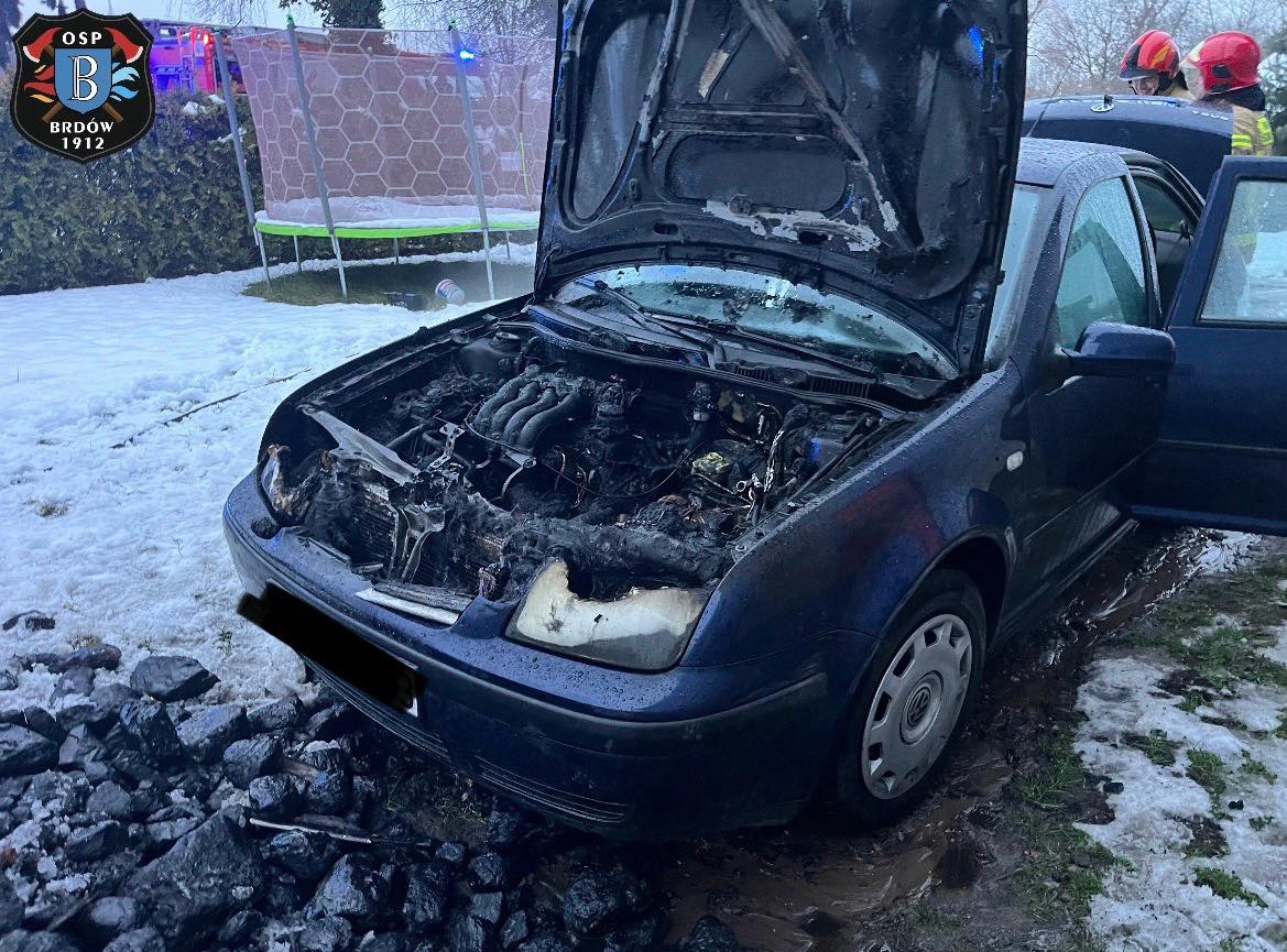 Pożar samochodu osobowego - ogień pojawił się w komorze silnika
