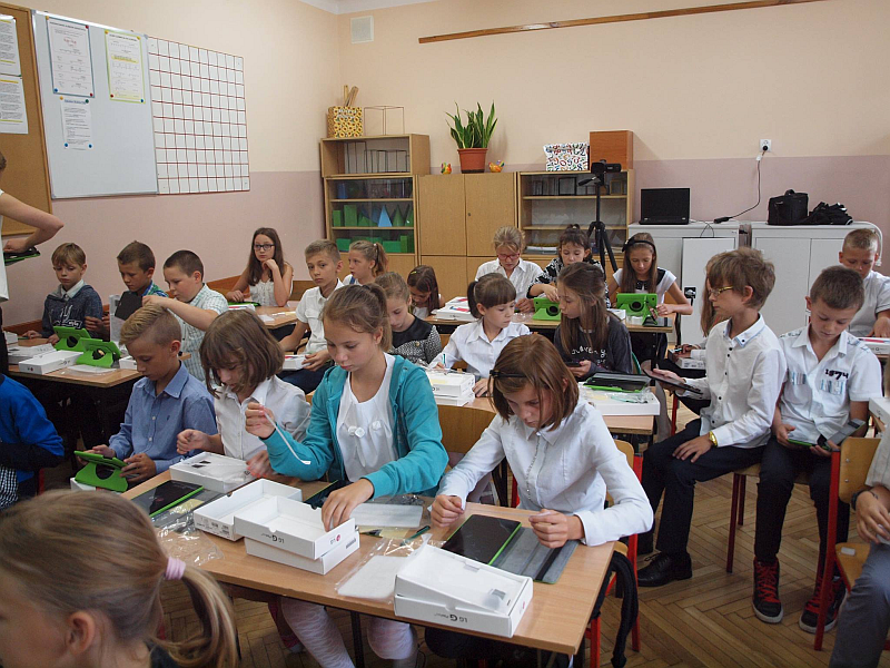 Czwartoklasiści z ZS nr 1 uczą się na tabletach