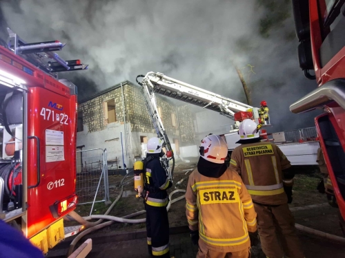 Pożar na terenie szpitala. Ogień w remontowanym budynku [FOTO]