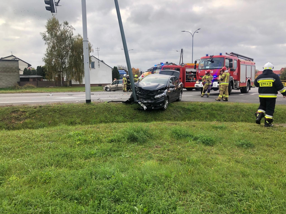 Skrzyżowanie na ulicy Dąbskiej. Zderzenie dwóch pojazdów