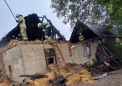 Pożar budynku gospodarczego w powiecie kolskim. 40 strażaków w akcji