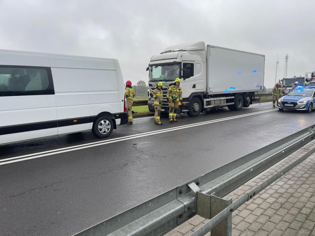 Cztery pojazdy zderzyły się na DW 470. Jedna osoba trafiła do szpitala