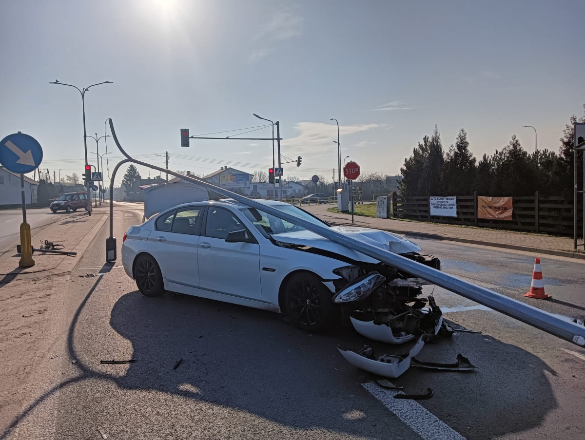 Jechał na podwójnym gazie. Swoim BMW ściął latarnię