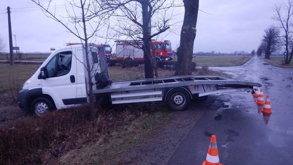 Zderzenie osobówki z autolawetą na drodze powiatowej