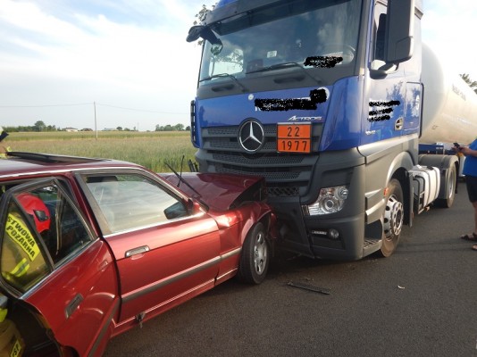 Czołowe zderzenie BMW z cysterną. Wewnątrz ciekły azot