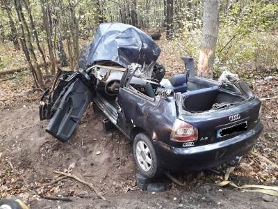 Stracił panowanie przy wyprzedzaniu.Strażacy rozcinali pojazd