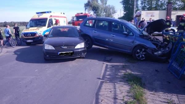 Zderzenie dwóch pojazdów. Jeden wpadł w kapliczkę