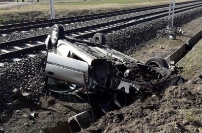 Wjechał samochodem prosto pod pociąg pomimo zamkniętych rogatek