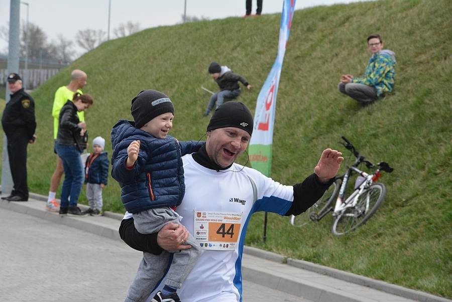 Krzysztof Nowosielski z MKS Run Team Dąbie pierwszy na mecie