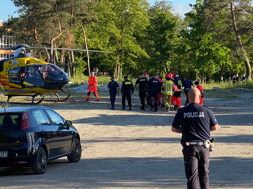 Wystrzał z broni na komendzie. Ranny policjant zabrany przez LPR