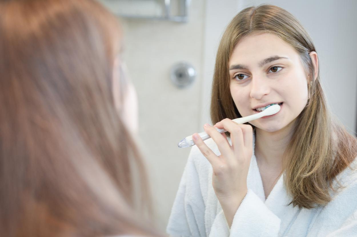 Ekspert: każdą szczoteczką można dobrze oczyścić zęby, najlepiej używać pasty z fluorem