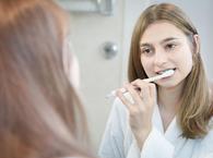 Ekspert: każdą szczoteczką można dobrze oczyścić zęby, najlepiej używać pasty z fluorem