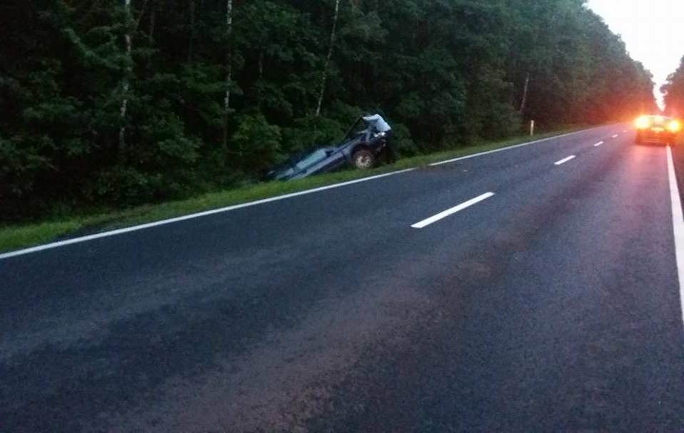 Wyprzedzając stracił panowanie nad pojazdem. Wylądował w rowie