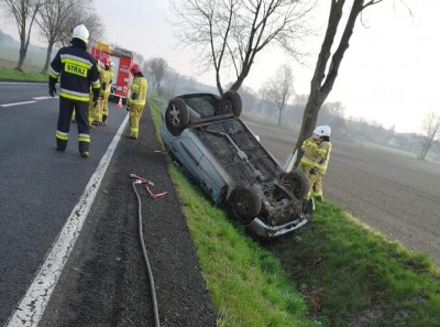 Pijany kierowca doprowadził do dachowania