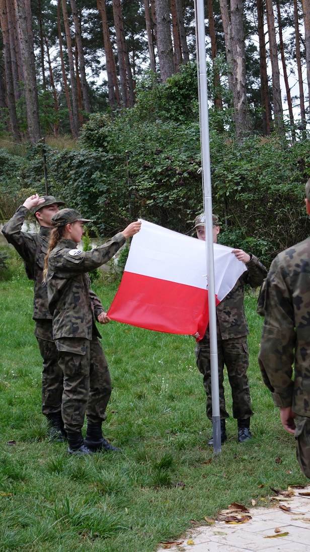 Klasy mundurowe z LO na szkoleniu wojskowym w Lipinach