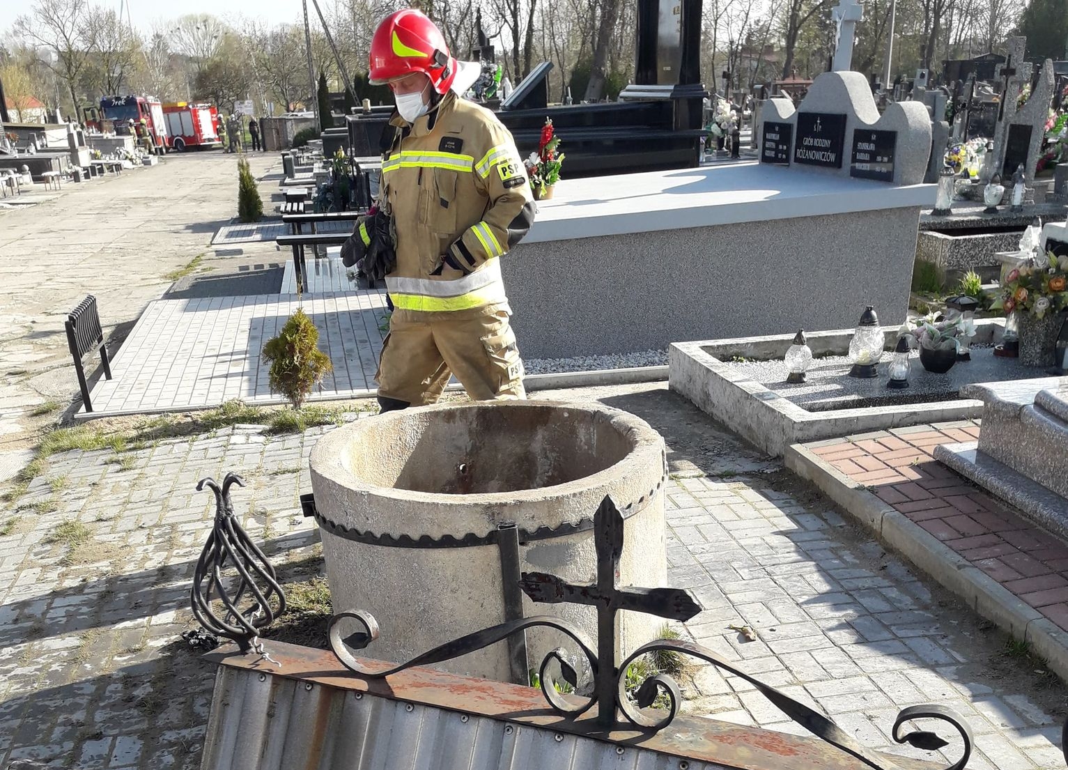 Kobieta wpadła do cmentarnej studni. O krok od tragedii