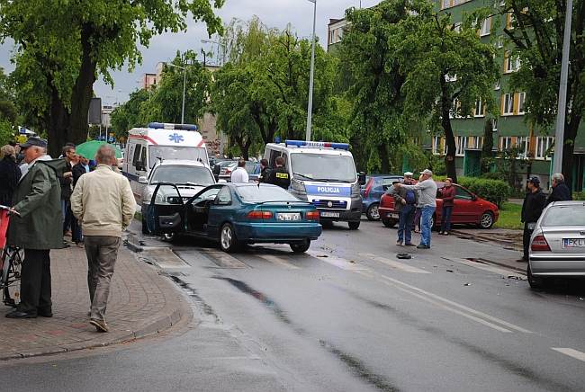 Uderzył w dwa samochody [FOTO][VIDEO]