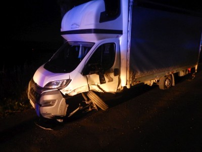 Zjechał ze swojego pasa i uderzył w Volvo