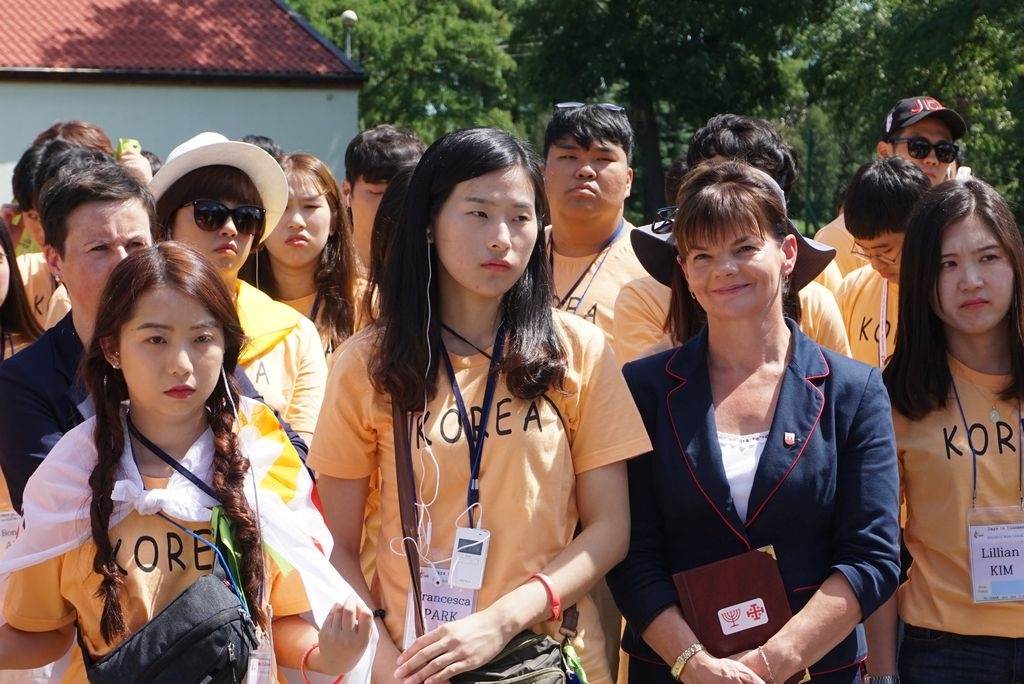 Młodzież z Korei Południowej w byłym obozie zagłady w Chełmnie 