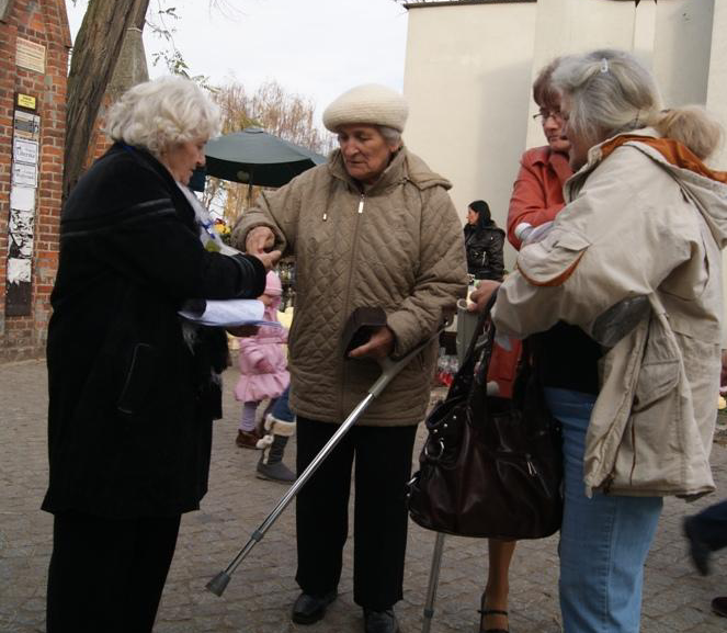 Zapraszamy do wsparcia kwestujących przy cmentarzu