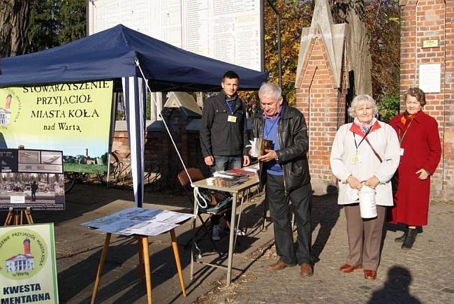 Stowarzyszenie kwestowało na cmentarzu