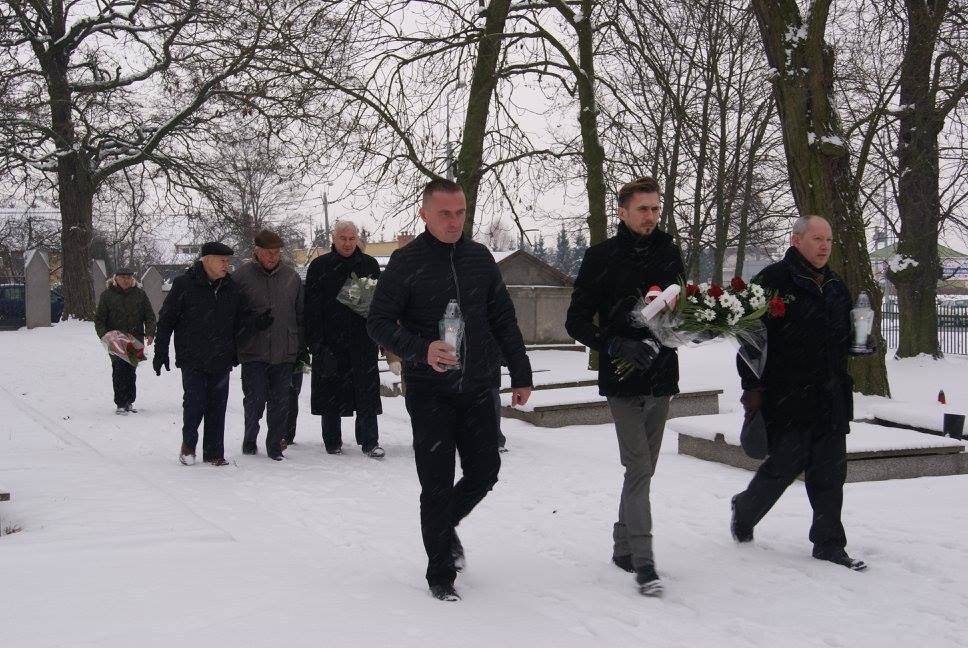 Delegacje złożyły kwiaty na Cmentarzu Wojennym