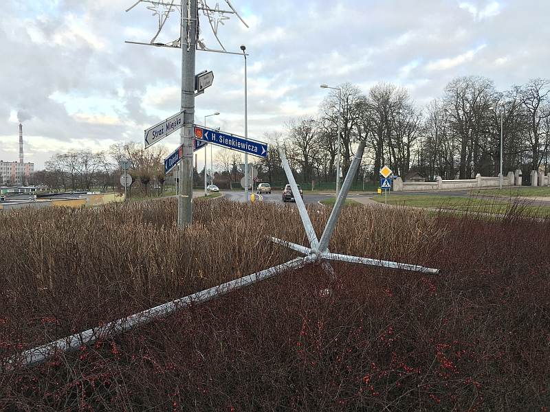 Lampa na rondzie zagrażała bezpieczeństwu