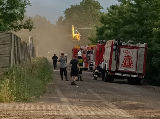 Wjechały w drzewa. Pasażerkę śmigłowiec zabrał do szpitala