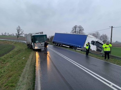 Szklanka na lokalnych drogach. Strażacy wysyłani do pomocy