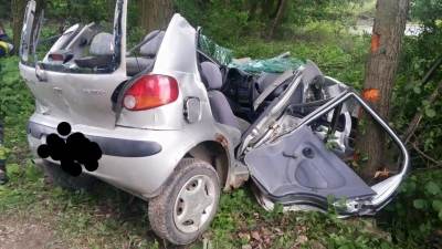 Uderzyli w drzewo. 3 osoby ranne. Na miejscu helikopter