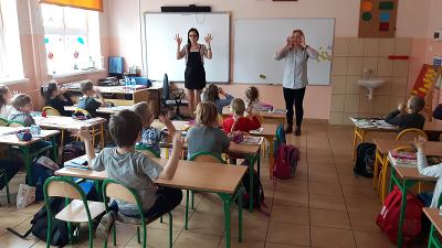 Lekcja języka migowego w ZSP w Grzegorzewie