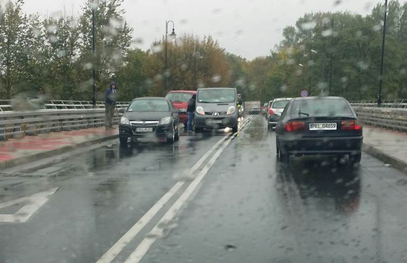 Kolizja trzech samochodów na moście 