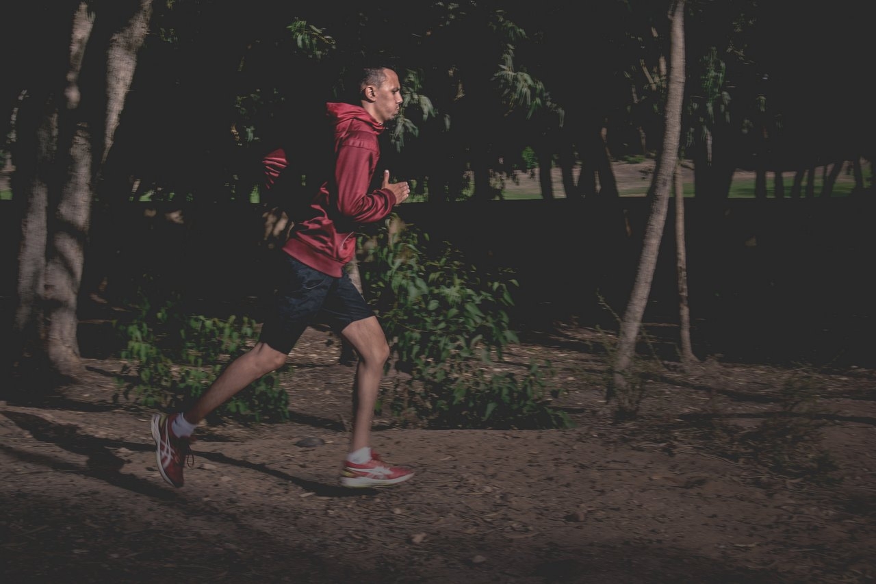 Kurtka do biegania - na co zwrócić uwagę wybierając okrycie wierzchnie do biegania