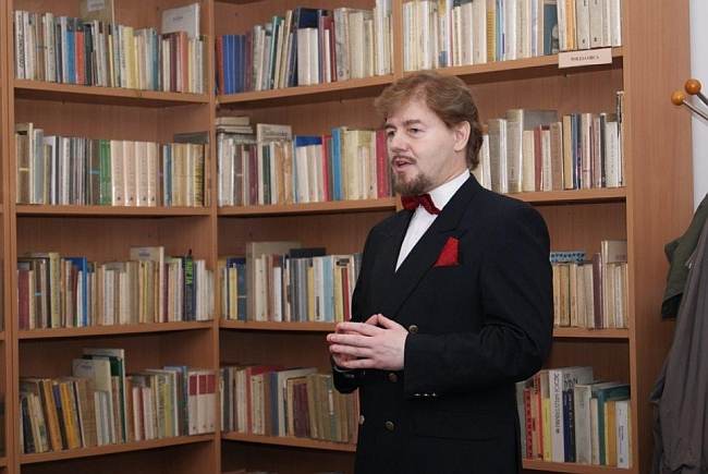 Dariusz Marek Srzednicki w bibliotece