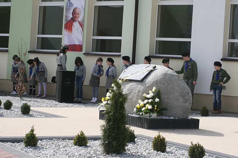 Papieski obelisk przy Zespole Szkół nr 1 w Kole