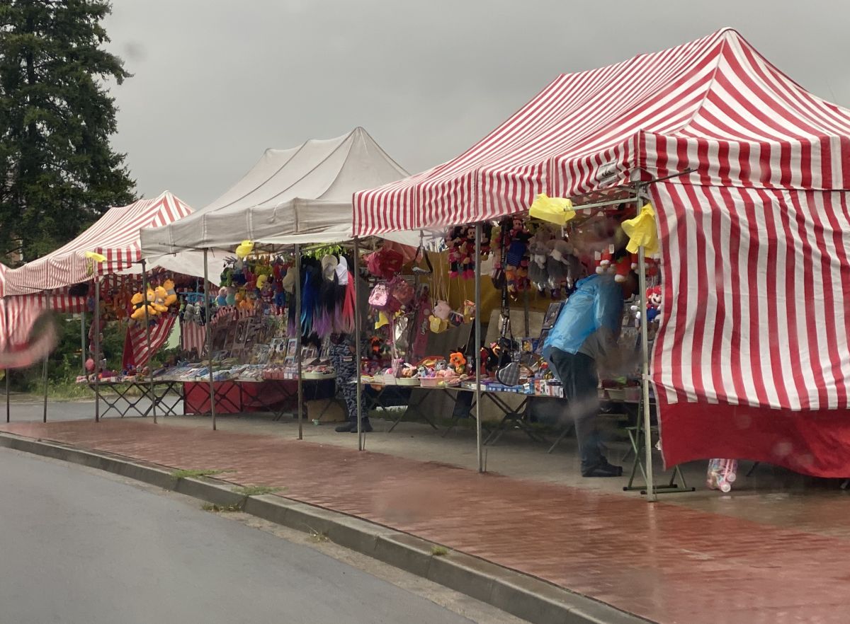 Odpust parafii Matki Bożej Częstochowskiej w strugach deszczu