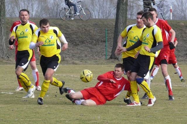 Piłkarskie derby na remis
