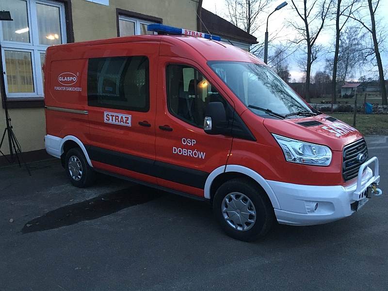OSP Dobrów otrzymało wóz strażacki [VIDEO]