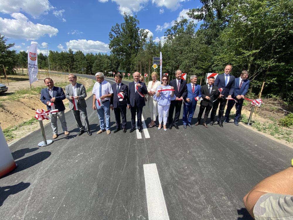 Nowa droga połączyła Drzewce i Łuczywno. Wielu gości przecięło dziś wstęgę