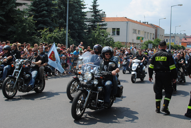 Parada motocykli ulicami miasta i pokaz freestylu