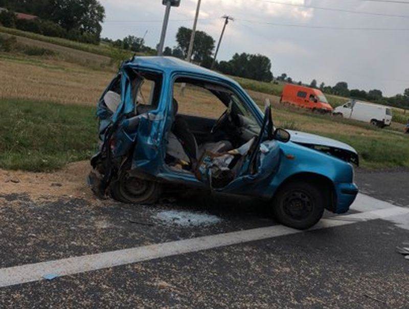 Ciężarówką wjechał w tył osobówki. Jedna osoba zakleszczona