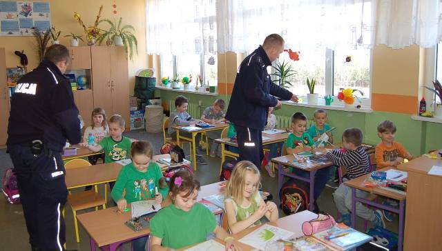 Policjanci rozdawali w szkołach kamizelki 