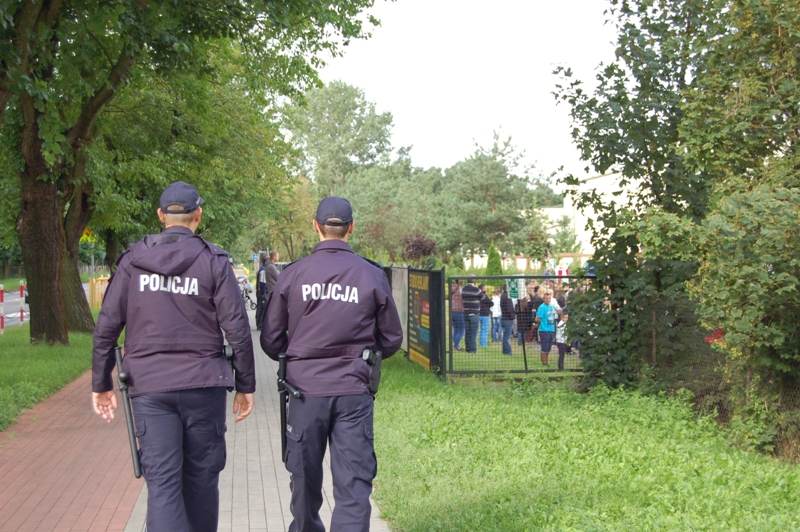 Policjanci dbali o bezpieczeństwo uczniów