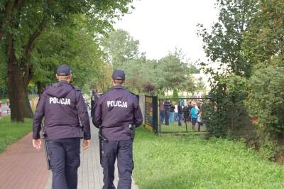 Policjanci dbali o bezpieczeństwo uczniów