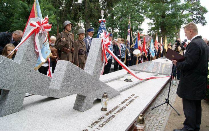 Uroczystość odsłonięcia pomnika